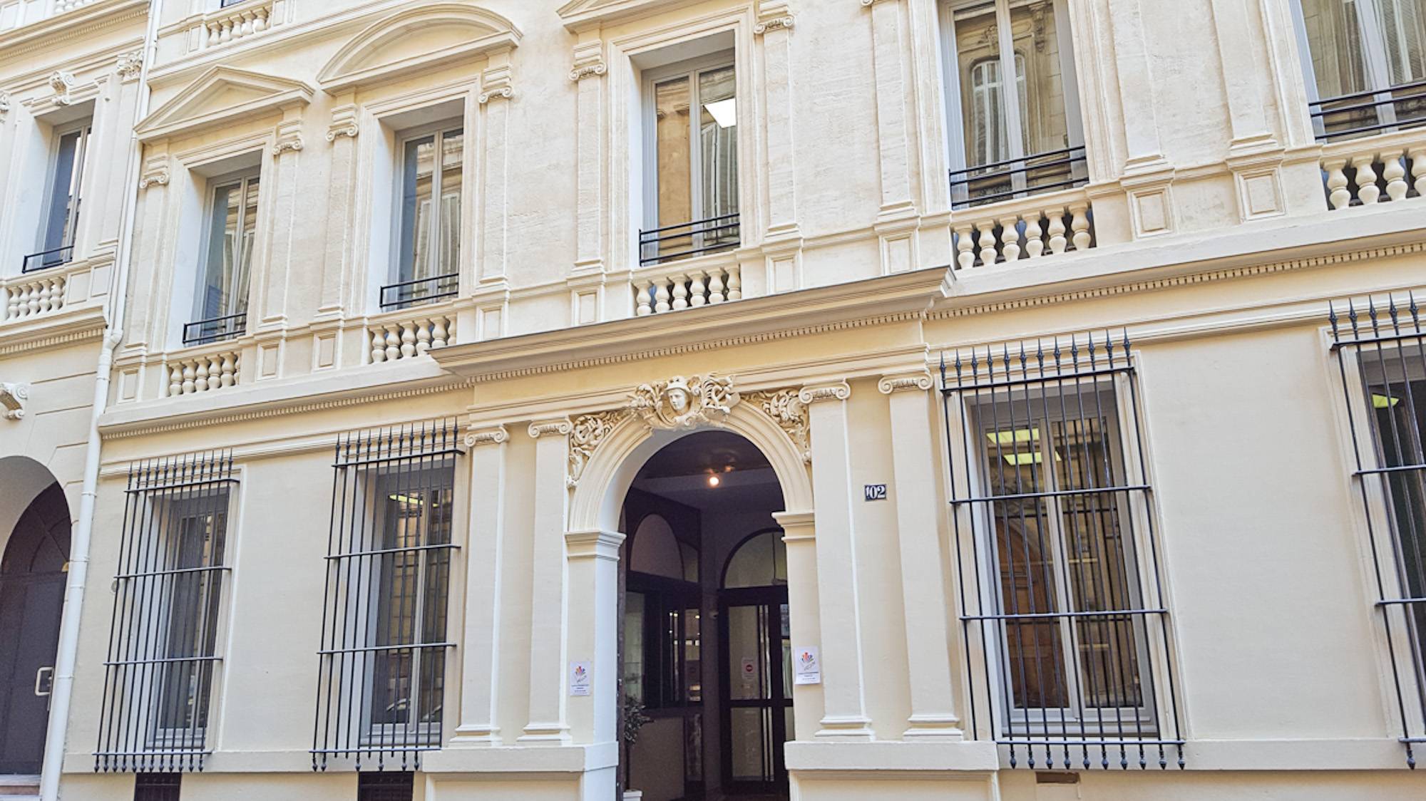 Réhabilitation du lycée professionnel Charles Péguy à Marseille - Lait de chaux Bericalce Punto Calce en eau forte sur les façades pierre côté rue Sylvabelle, enduit chaux Bericalce Marmorino sur les autres façades, et peinture Relius Venti sur le