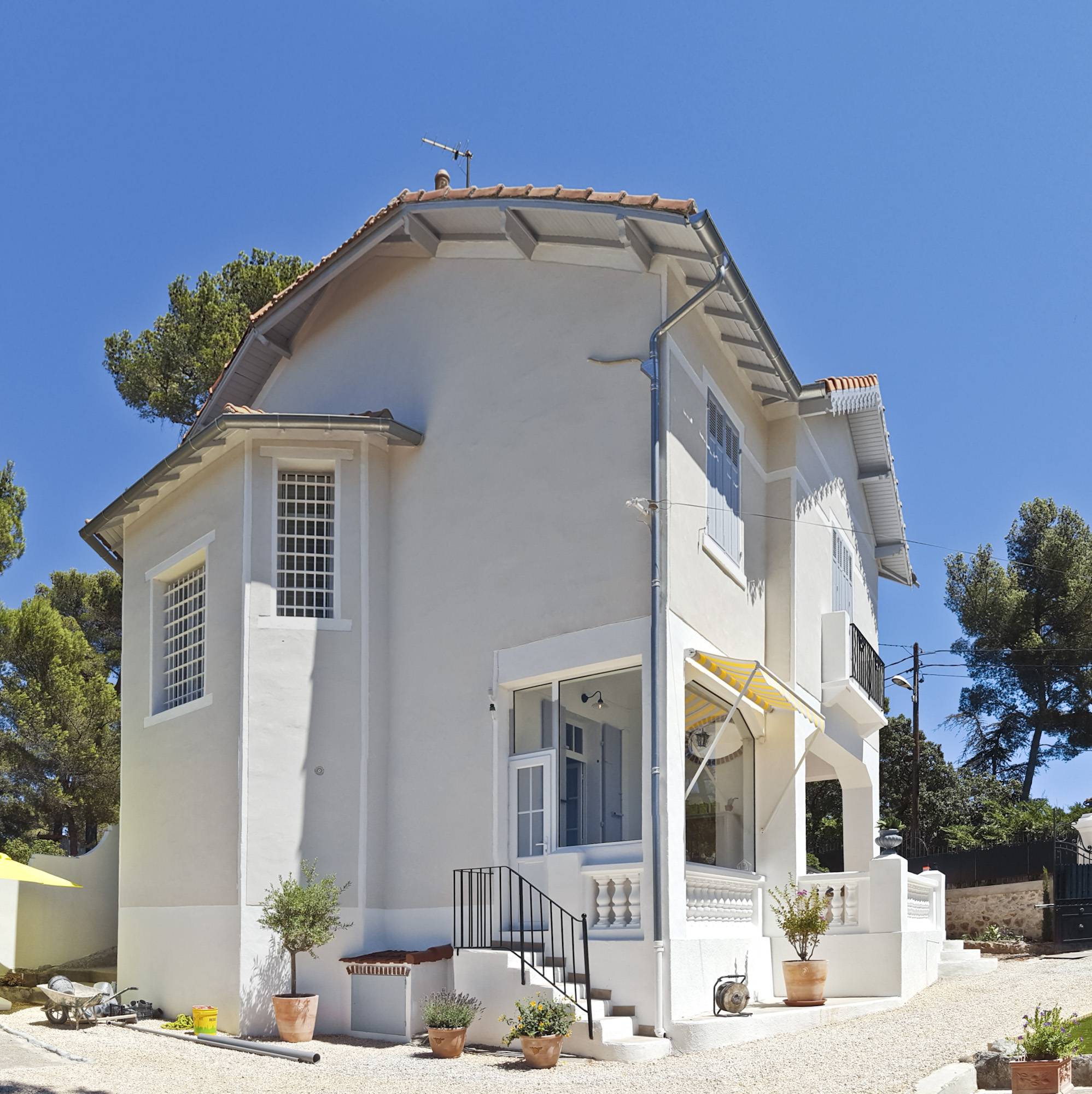 Ravalement de façades à l'enduit chaux Marmorino et au lait de chaux d'une villa contemporaine à Marseille (13012)