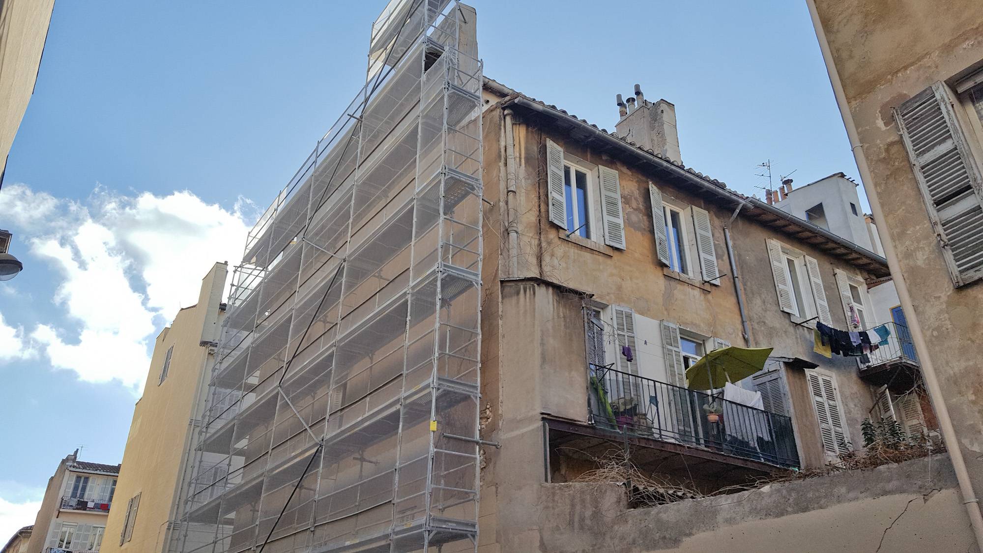 Ravalement de façades enduit chaux et lait de chaux d'une maison de ville à la Plaine - Marseille