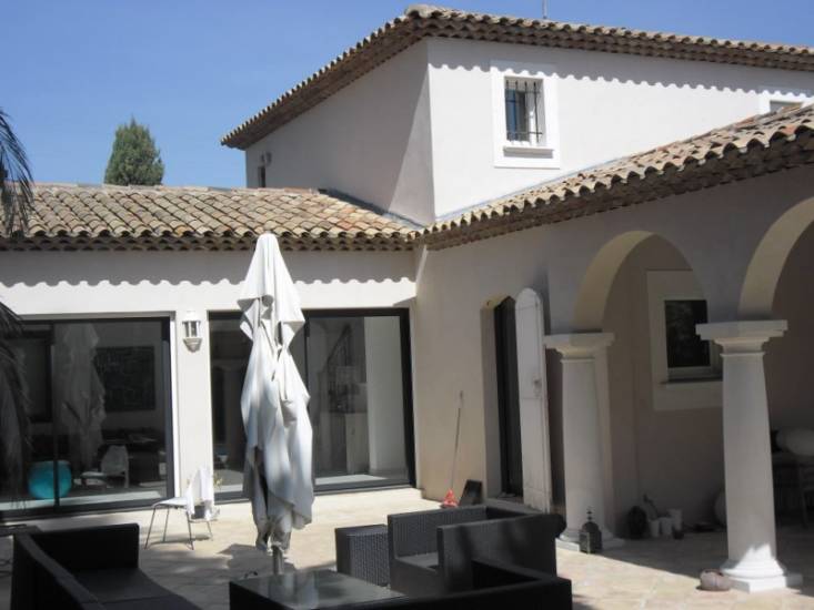 Ravalement de façades, finition serrée d'une Villa à Marseille