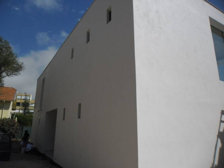Isolation Thermique par l'Extérieur (ITE) finition stuc enduit chaux Marmorino d'une villa contemporaine à Sanary-sur-Mer (83110) - Architecte M. Rudy Ricciotti