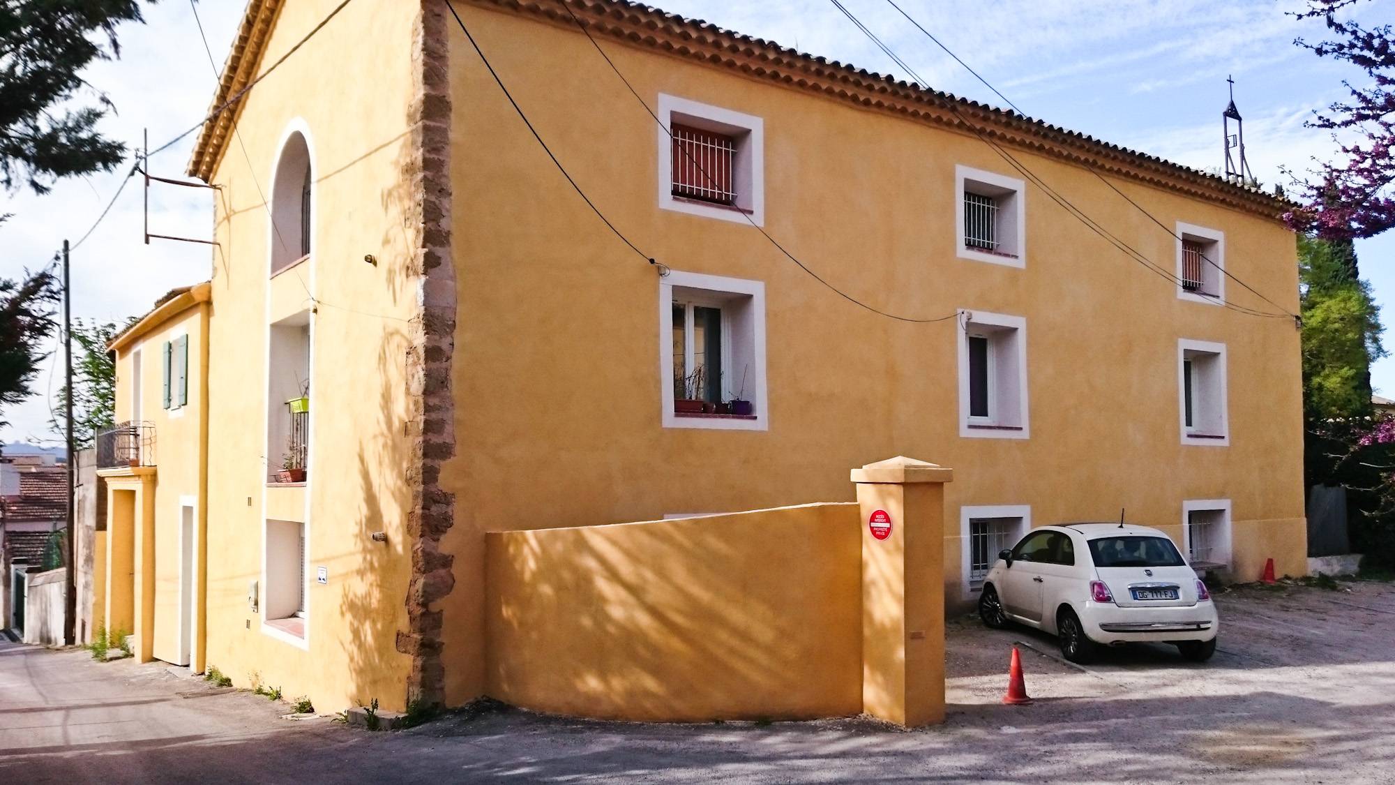 Ravalement de façades et Isolation Thermique par l'Extérieur (ITE) Relius Therm, finition enduit chaux Marmorino, sur une ancienne chapelle à Aix-en-Provence (13100) - Chantier réalisé en 2015
