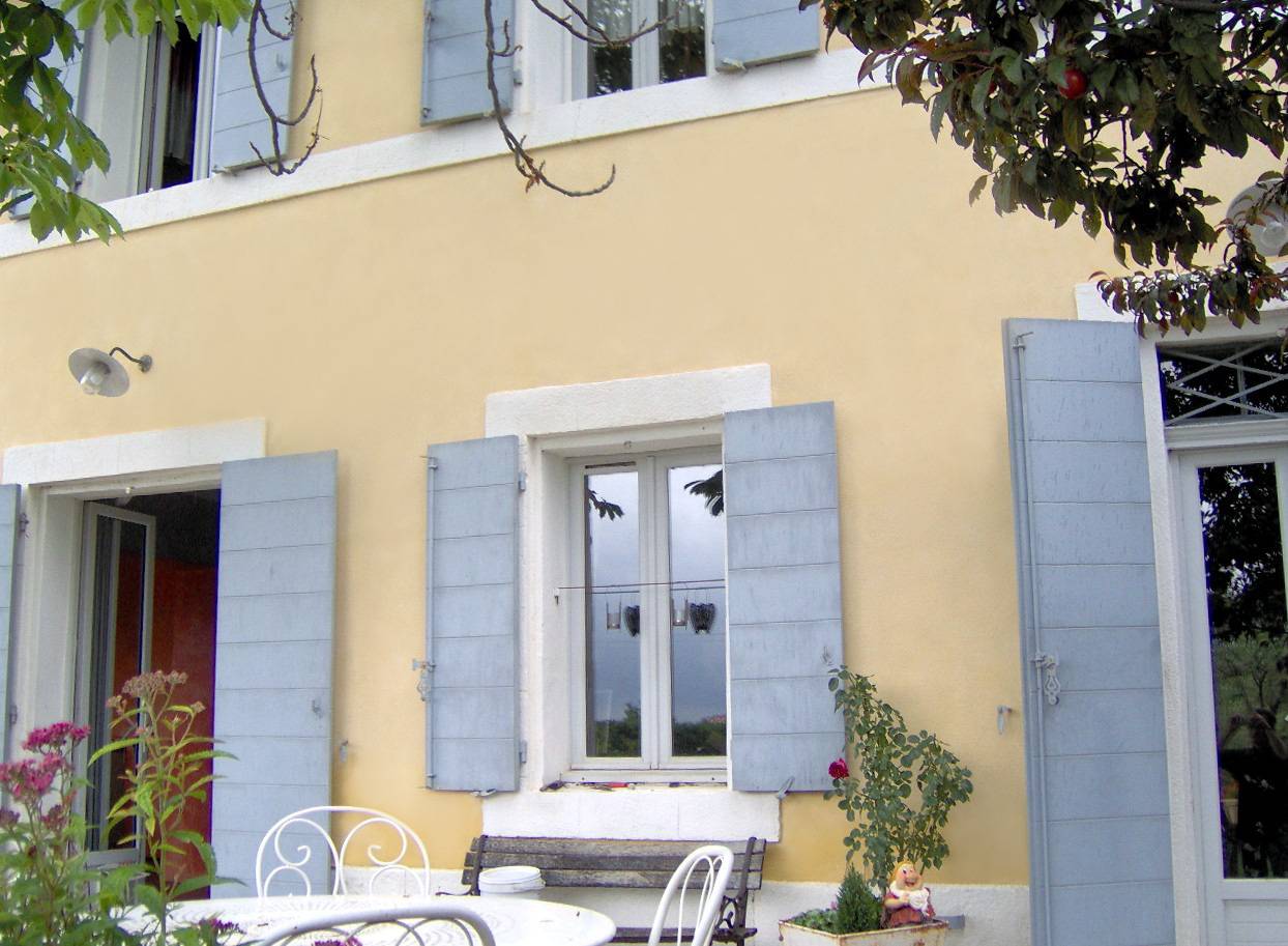Ravalement de façades à l'enduit chaux Marmorino et stucs chaux Marmorino intérieurs d'une villa provençale à Aix-en-Provence (13100) - Chantier réalisé en 2008