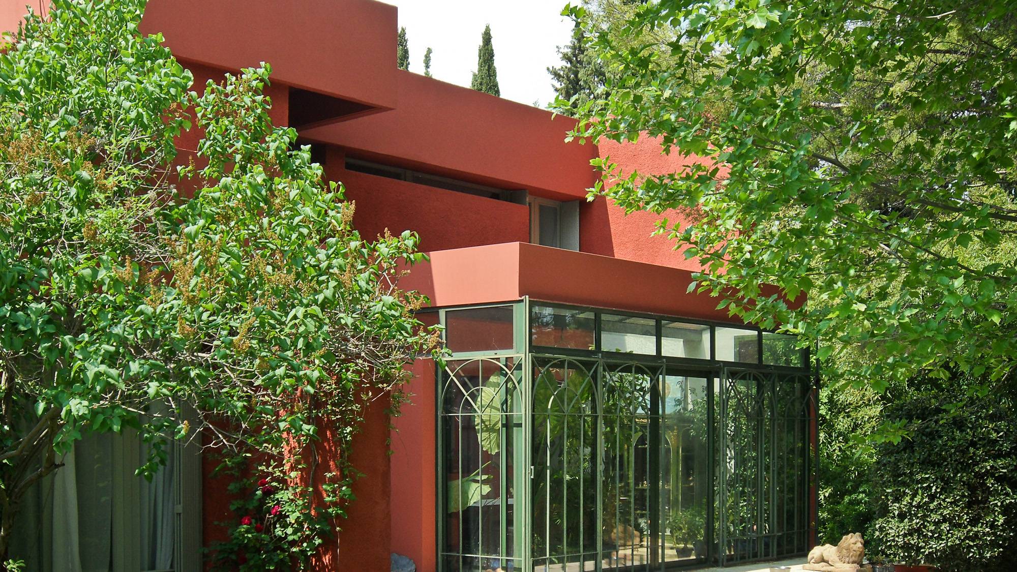 Ravalement de façades à l'enduit chaux Marmorino (finition lissée sur les parties saillantes et frottassée fin sur les parties courantes) et peinture de façades en enduit rustique au lait de chaux d'une villa contemporaine moderne à Puyricard (13540)