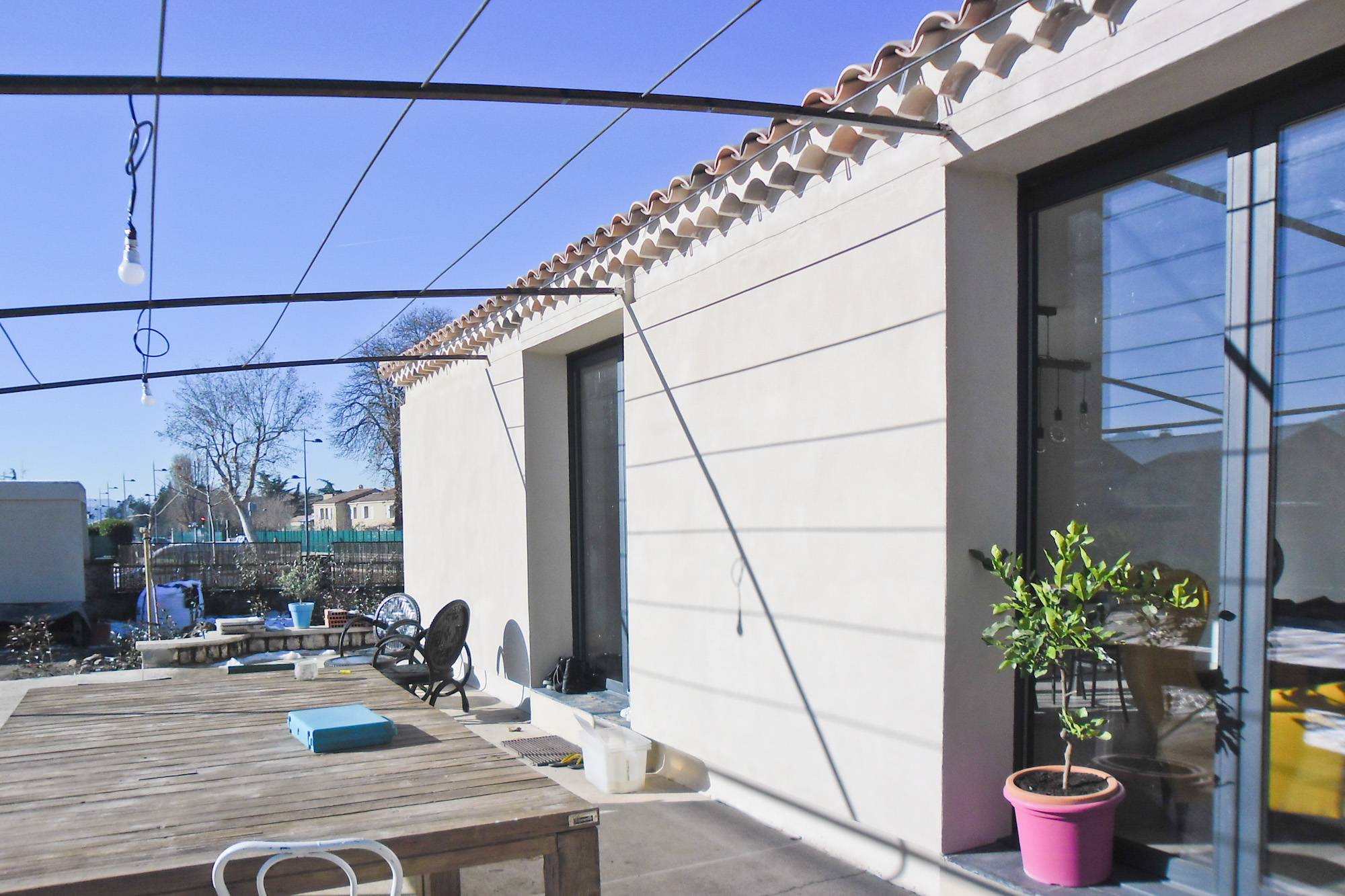 Ravalement de façades et Isolation Thermique par l'Extérieur (ITE) Relius Therm, finition enduit chaux Marmorino frottassé fin et stuc d'une maison à Peyrolles-en-Provence (13860) - Chantier réalisé en 2017