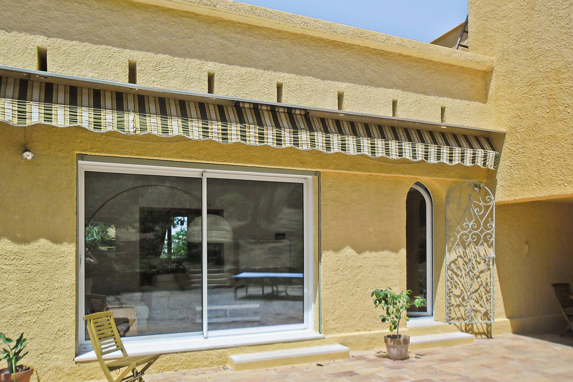 Ravalement de façades à l'enduit chaux Marmorino et peinture de façades au lait de chaux sur une villa contemporaine à Aix-en-Provence (13100) - Chantier réalisé en 2012