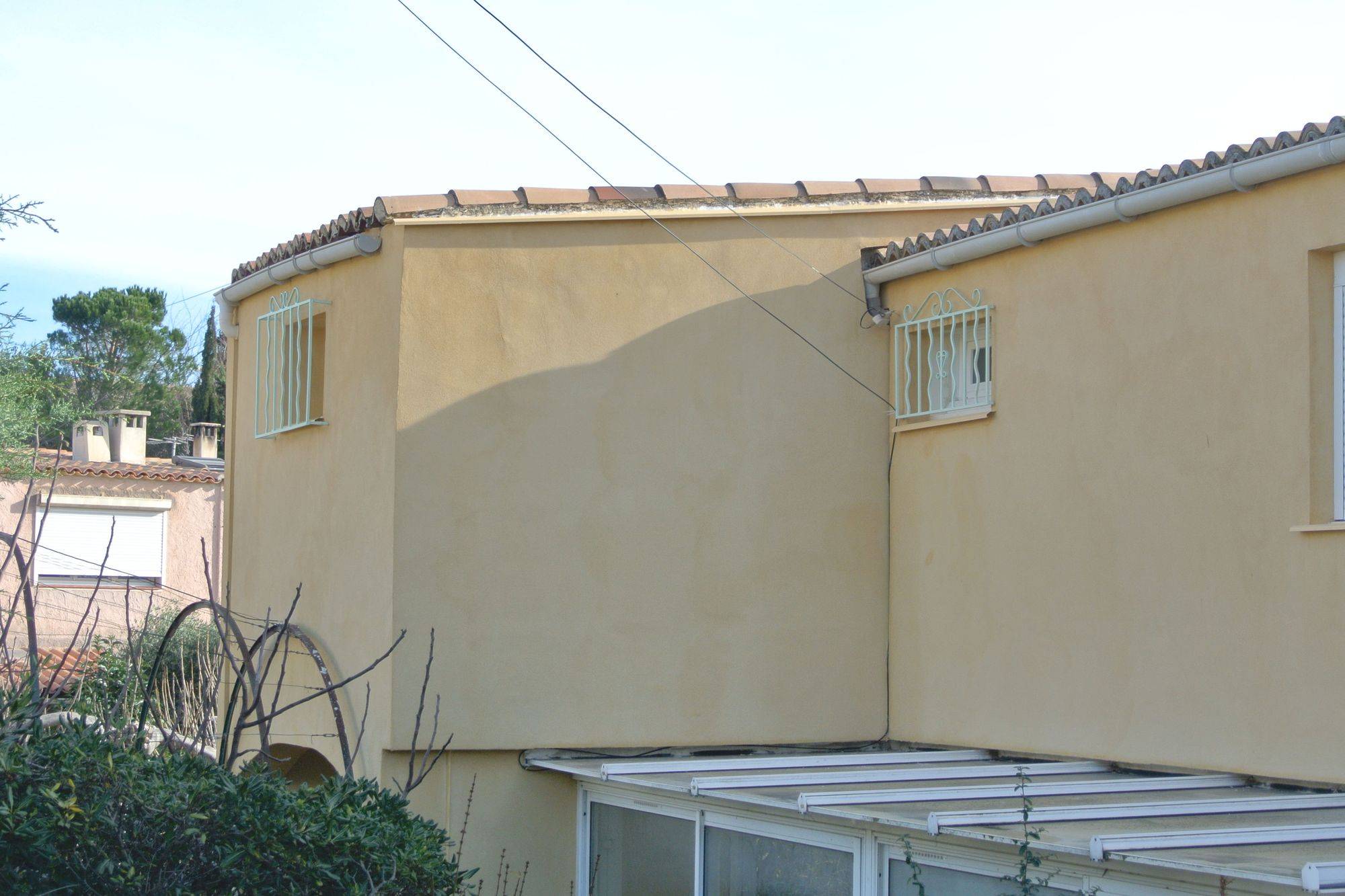 Isolation Thermique par l'Extérieur (ITE) Relius Therm, façades finition enduit chaux Bericalce Marmorino d'une villa à la Batarelle Haute à Marseille (13013)
