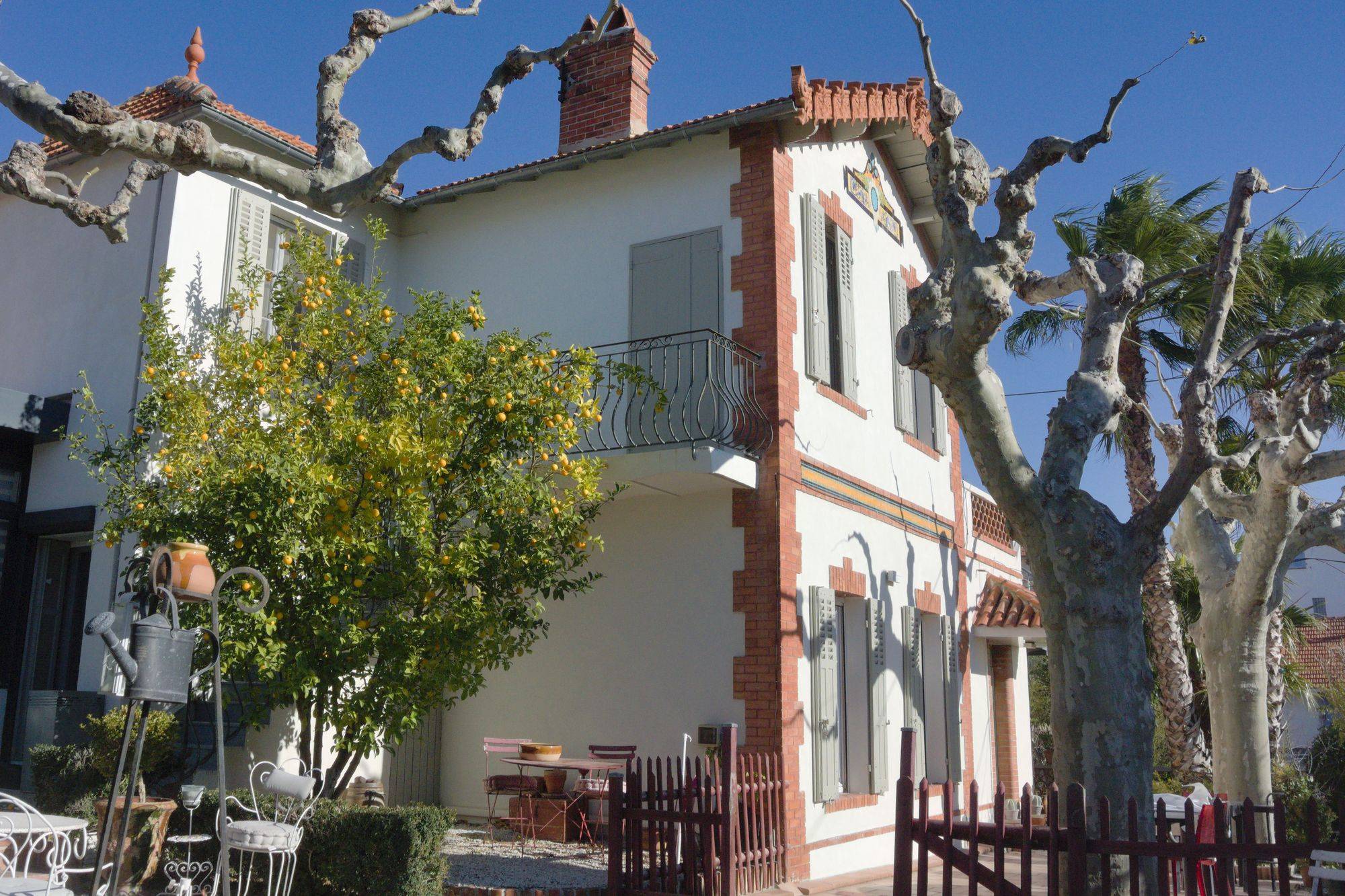 Ravalement de façades à l'enduit chaux Bericalce Marmorino d'une villa bourgeoise dans les hauts de Mourepiane à Marseille (13016)