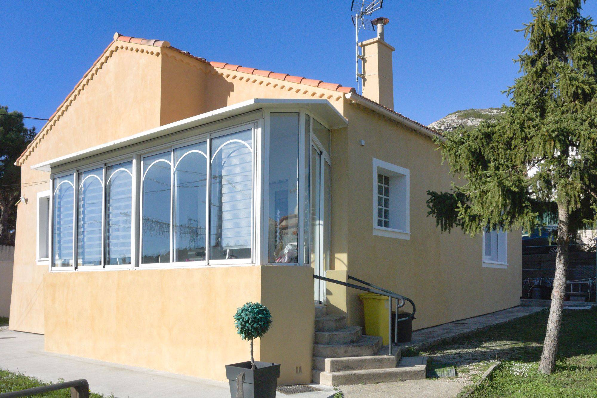 Isolation Thermique par l'Extérieur (ITE) Relius Therm finition enduit chaux Bericalce Marmorino sur villa des années 60 au Rove (13740)
