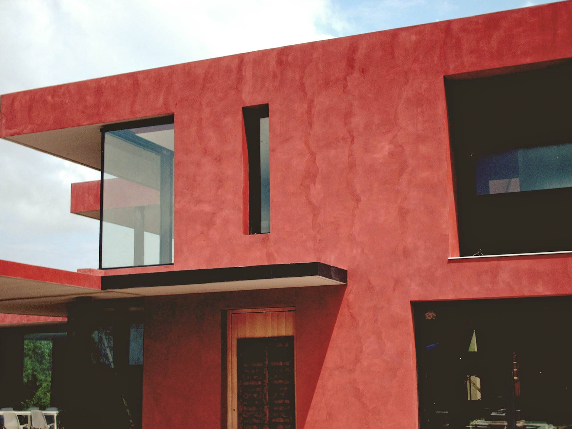 Enduits de façades à la chaux Bericalce Marmorino finition stuc rouge pompéien sur une villa contemporaine à Cassis (13260)