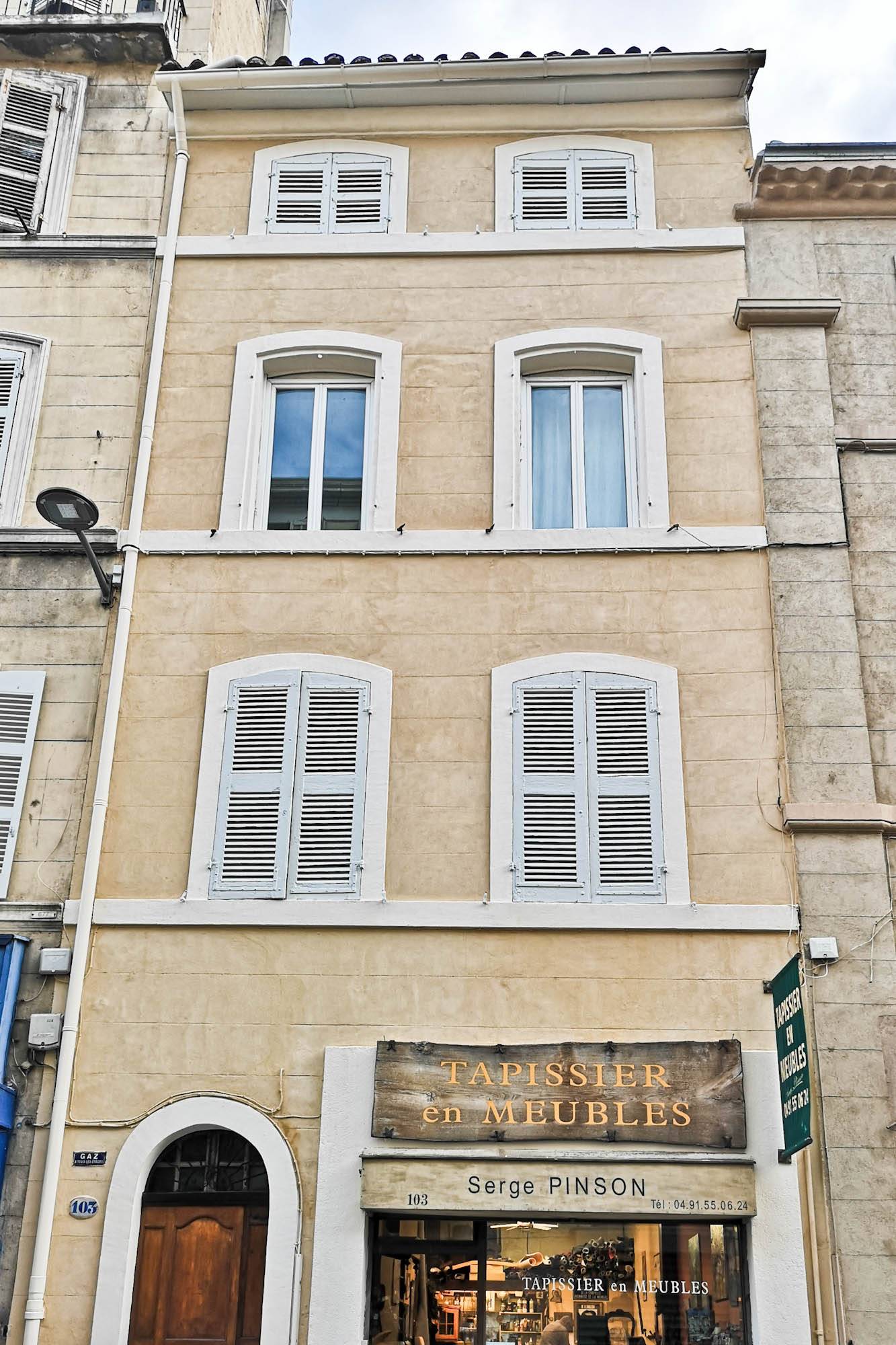 Ravalement de façade à l'enduit chaux Marmorino d'un immeuble marseillais à la rue Sainte à Marseille