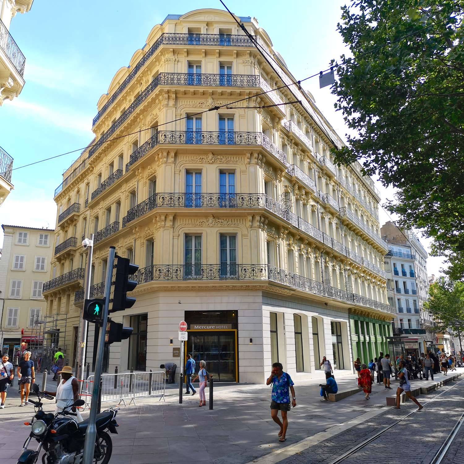 Réhabilitation des façades de l'Îlot des Feuillants - Hôtel Mercure à l'enduit chaux Marmorino et lait de chaux Punto Calce sur la Canebière à Marseille (13001)