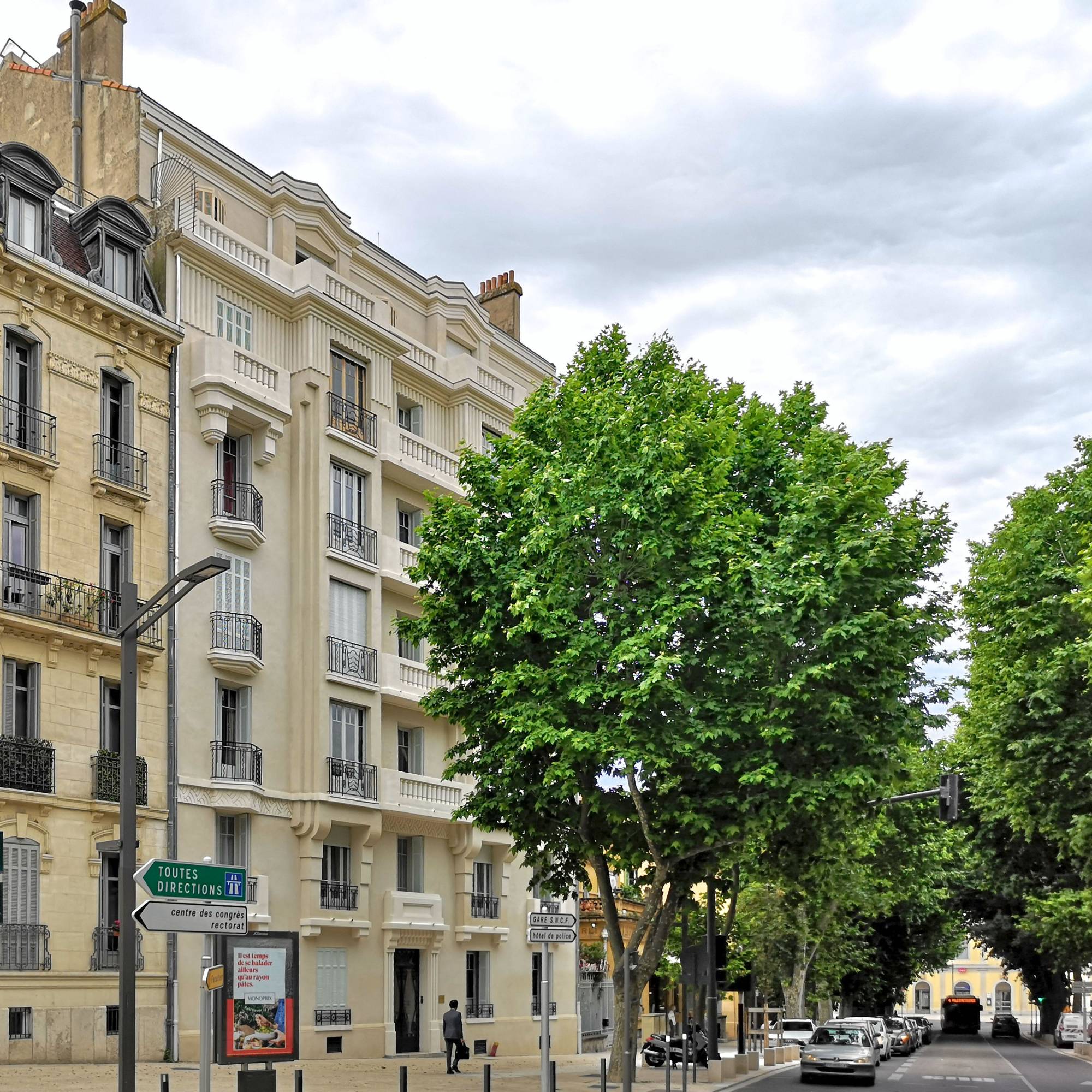 Ravalement de façades à l'enduit chaux Bericalce Marmorino et lait de chaux Bericalce Punto Calce d'un immeuble bourgeois d'architecture Art-Déco à Aix-en-Provence (13100)