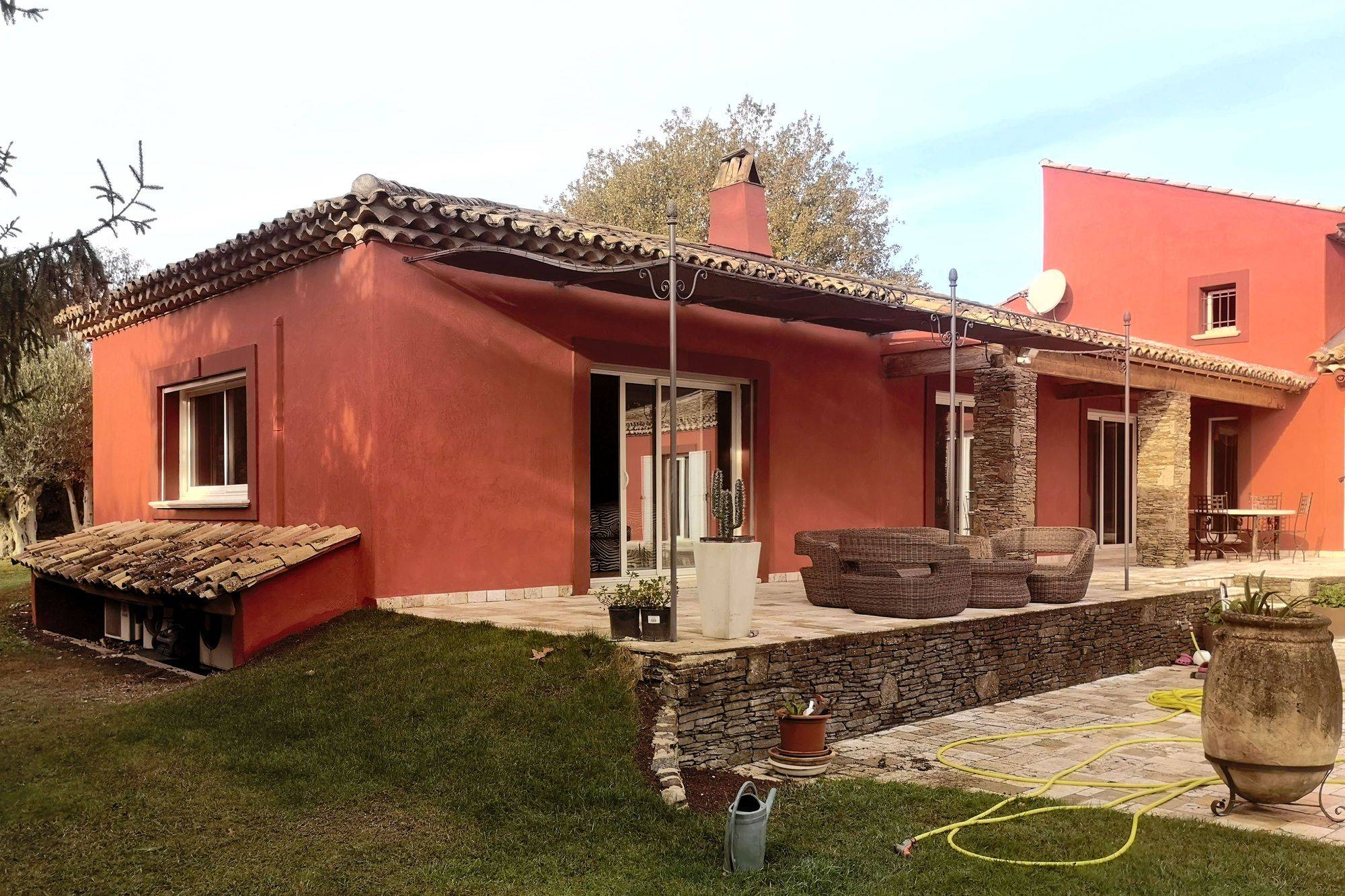 Ravalement de façades à l'enduit chaux Bericalce Marmorino rouge pompéien d'une villa néo-provençale à Cabriès (13480)