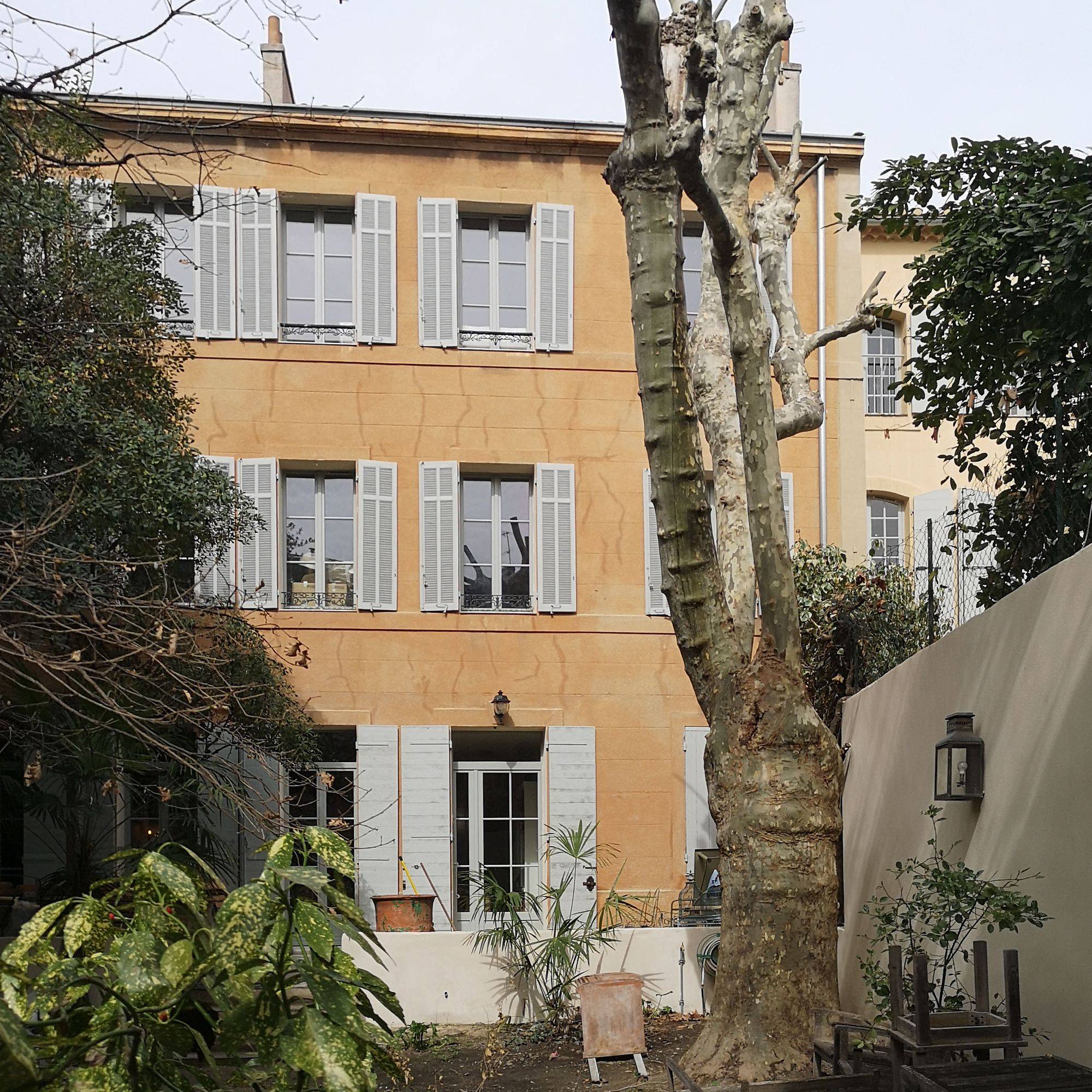 Ravalement de façades à la chaux d'une habitation de type bourgeois près de Sextius dans le centre-ville d'Aix-en-Provence (13100)