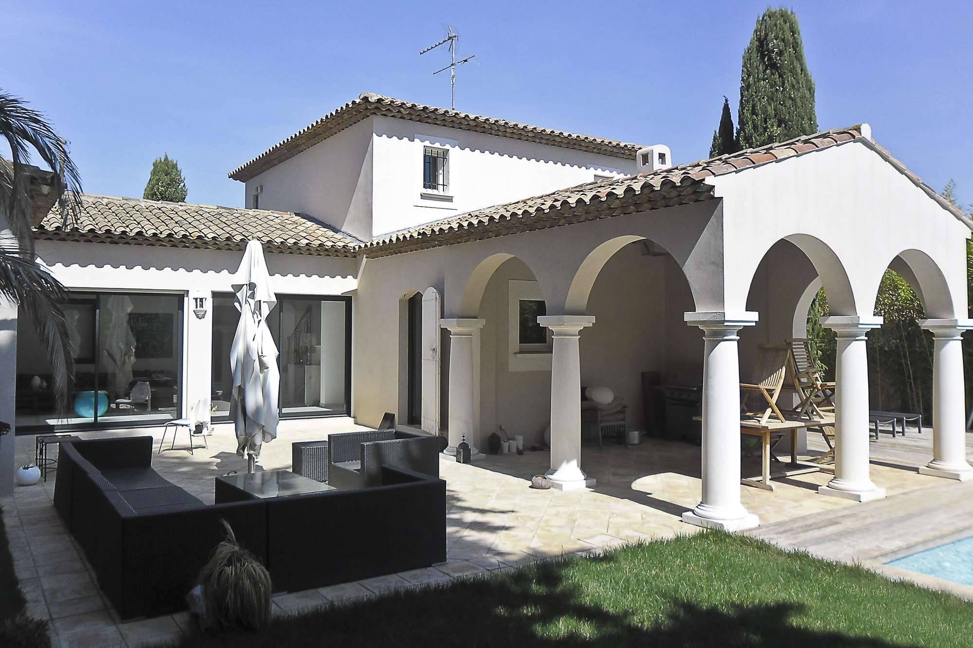 Ravalement de façades d'une villa contemporaine à l'enduit chaux Marmorino finition serrée à Saint Julien à Marseille (13012) - Chantier réalisé en 2012