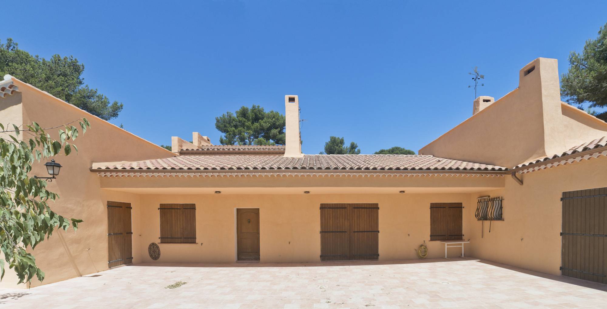 Ravalement de façades à l'enduit chaux Marmorino d'une villa contemporaine des années 60 aux Trois Lucs à Marseille (13012) - Chantier réalisé en 2017