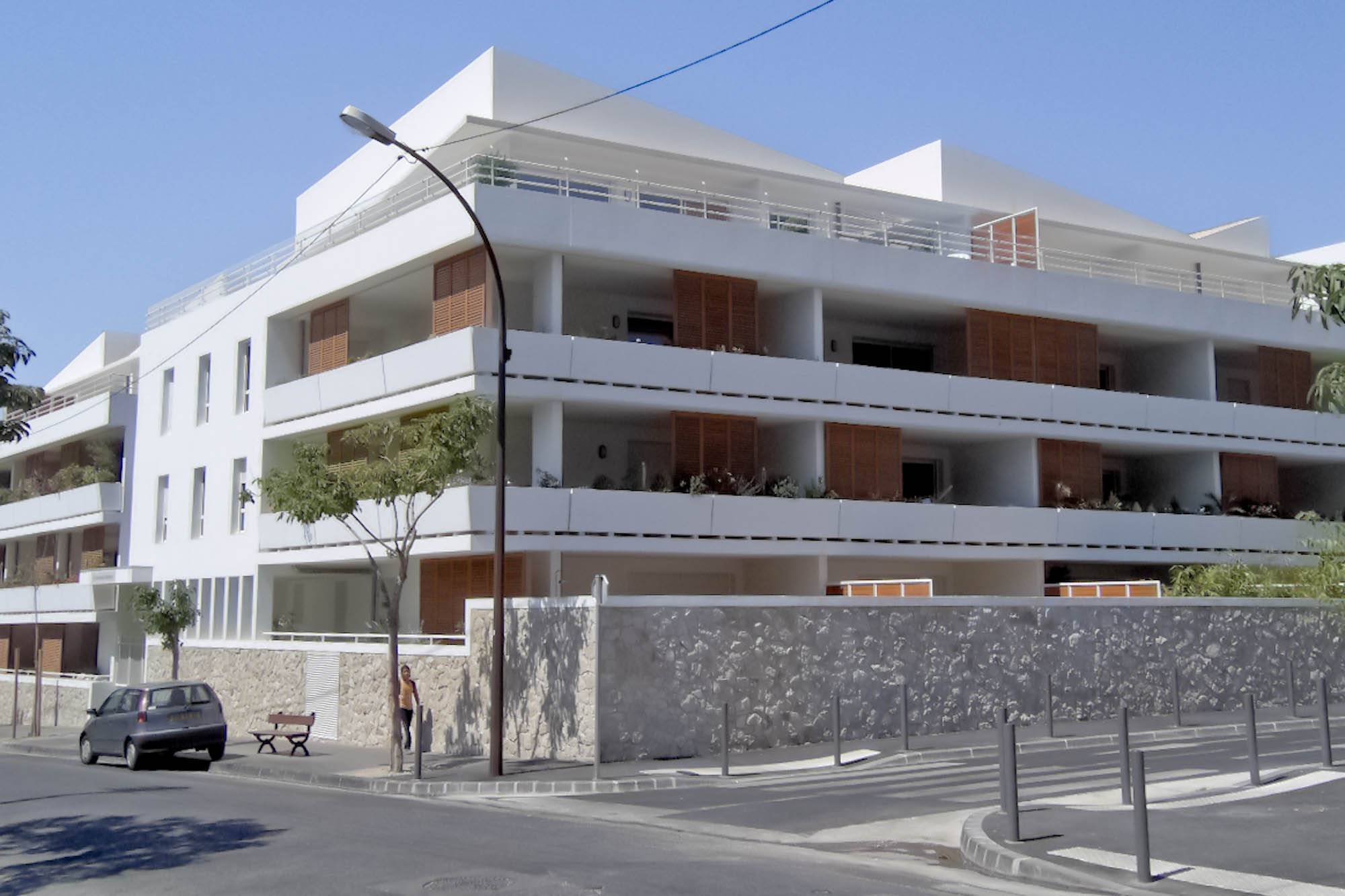 Application de peinture minérale silicatée Keim sur les façades de la résidence Les Terrasses de Montredon à Marseille (13008)