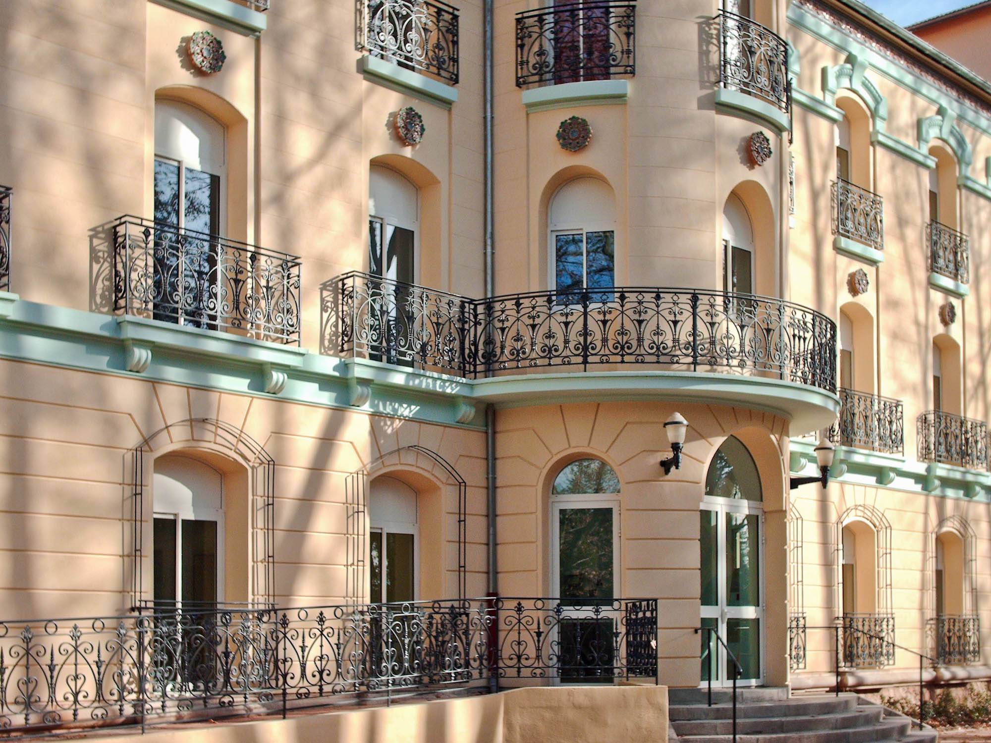 Rénovation des façades du Château de Pioule au lait de chaux Bericalce Punto Calce au Luc-en-Provence (83340)
