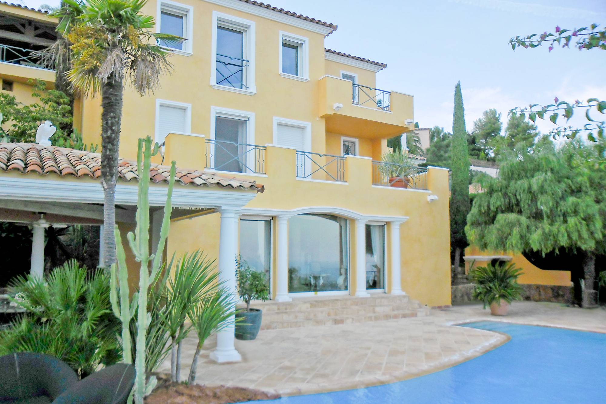 Ravalement de façades enduit chaux Bericalce Marmorino finition stuc d'une villa au Trayas