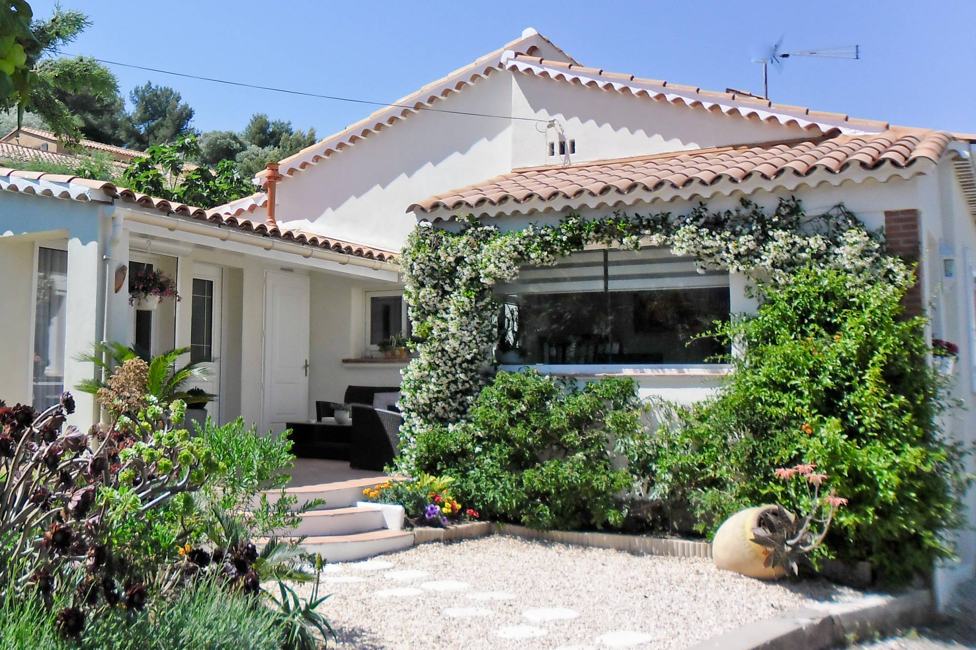 Ravalement de façades à l'enduit chaux Marmorino d'une petite maison proche des plages à Hyères (83400)