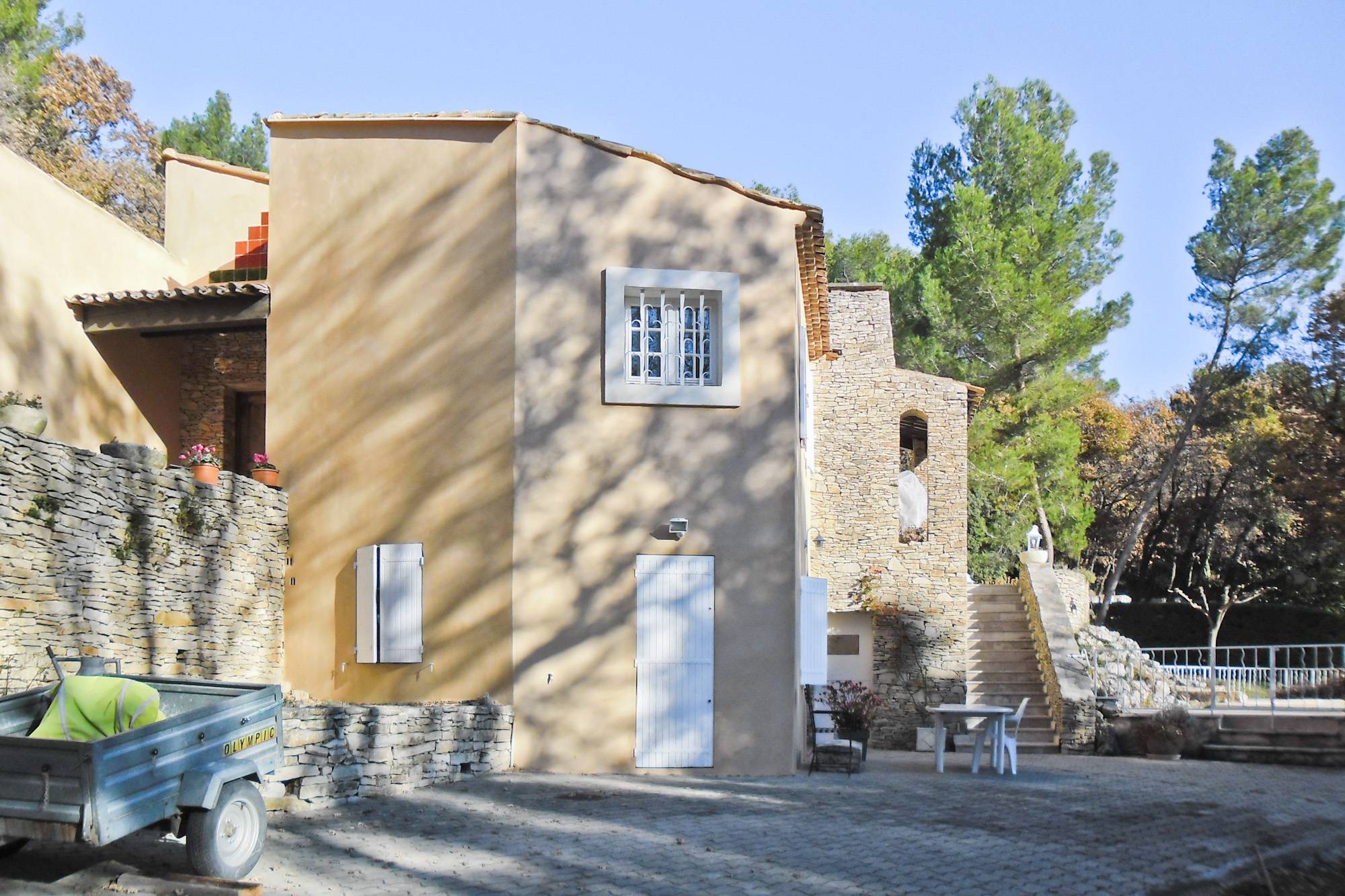 Ravalement de façades à l'enduit chaux finition lissée à Eguilles (13510)