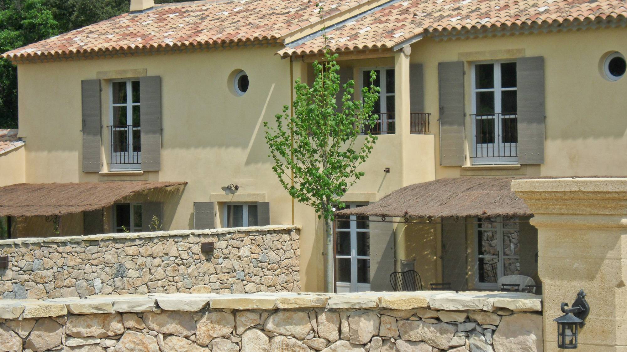 Enduits de façades à la chaux Marmorino d'une villa néo-provençale à Célony (13540)