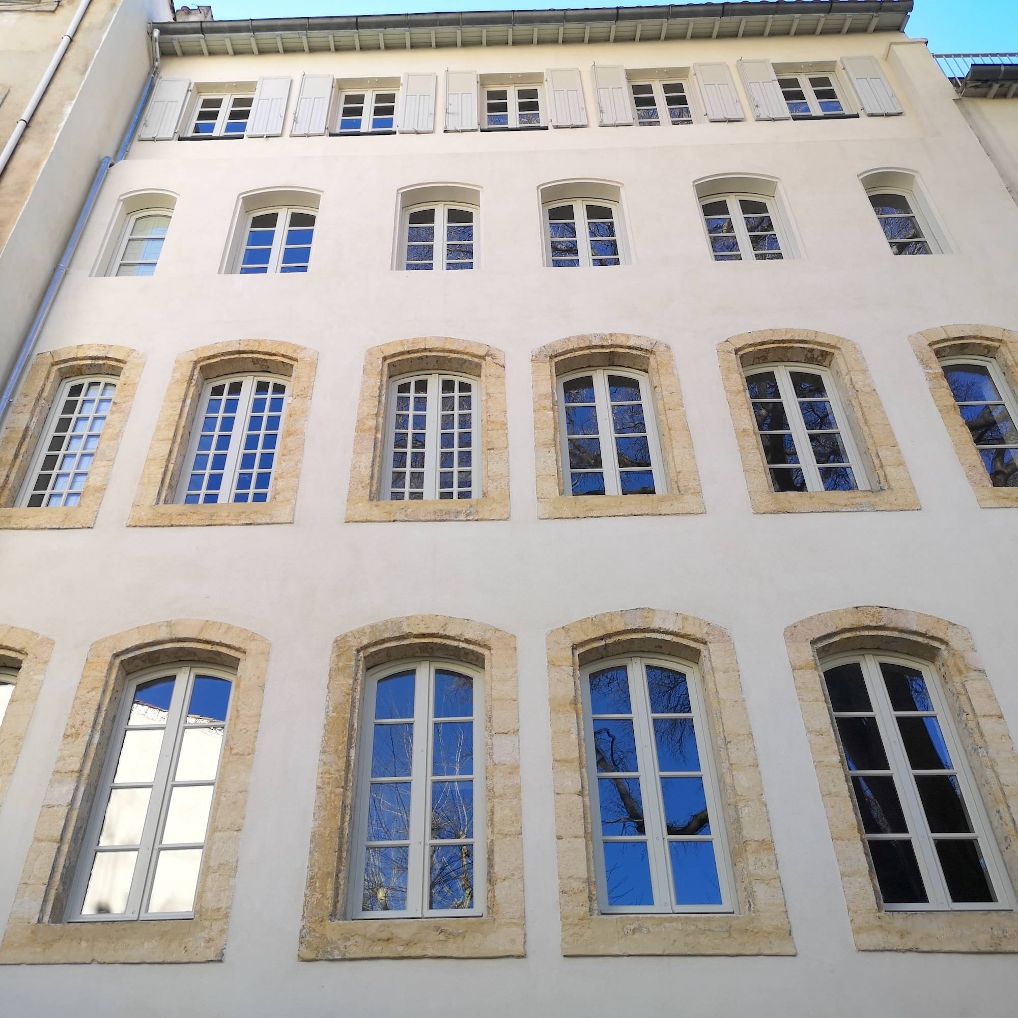 Réhabilitation des façades et modénatures en pierre de taille de l'ancienne école Saint Thomas d'Aquin à Marseille (13006) - Bât. G Côté Cour - ABF : M. Frédéric AUBANTON