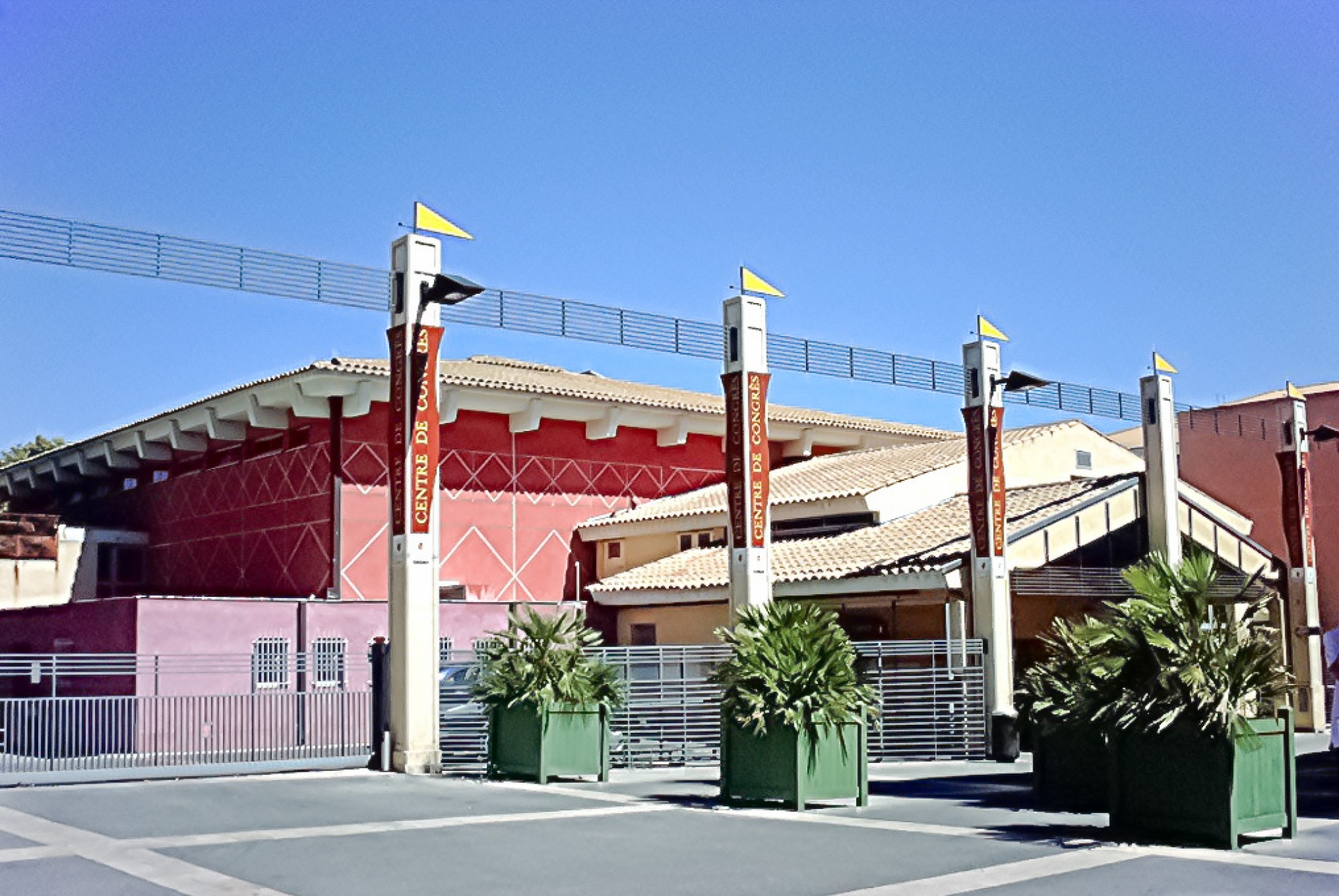 Vue de l'entrée et des façades colorées - Centre de congrès Carnot, Aix-en-Provence (13100)