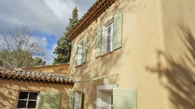 Ravalement de façades d'une bastide à l'enduit chaux Bericalce Marmorino finition serrée et peinture Relius Venti sur les volets, à Aix-en-Provence