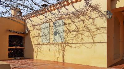 Un décor minimaliste pour cette villa néo-provençale aux portes du Lubéron, à Lauris (84360)