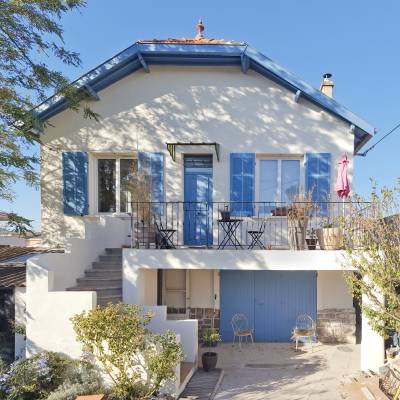 Ravalement de façades enduit chaux Bericalce Marmorino finition frottassée fin et peinture Relius Venti sur les volets d'une villa de ville à Aubagne