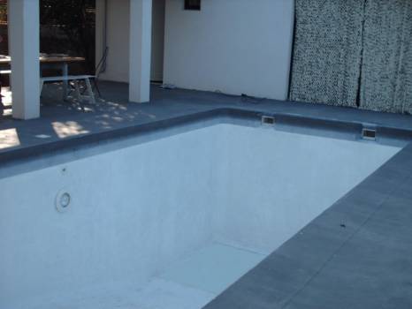 Décoration extérieure - Intérieur et plage de piscine réalisés en stuc chaux Marmorino Floor à la Ciotat (13600)