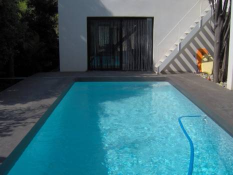 Décoration extérieure - Intérieur et plage de piscine réalisés en stuc chaux Marmorino Floor à la Ciotat (13600)