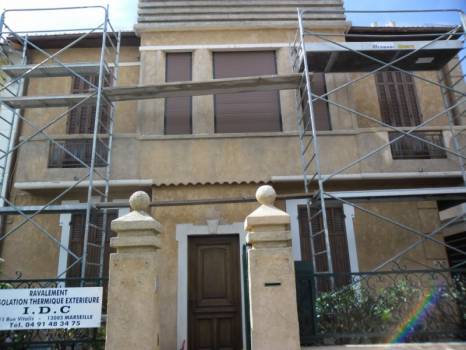Ravalement d'une façade donnant sur la rue à Marseille (avant/après)
