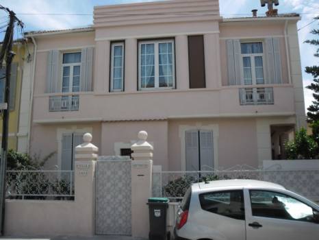Ravalement d'une façade donnant sur la rue à Marseille (avant/après)