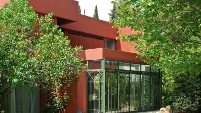 Ravalement de façades à l'enduit chaux Marmorino (finition lissée sur les parties saillantes et frottassée fin sur les parties courantes) et peinture de façades en enduit rustique au lait de chaux d'une villa contemporaine moderne à Puyricard (13540)