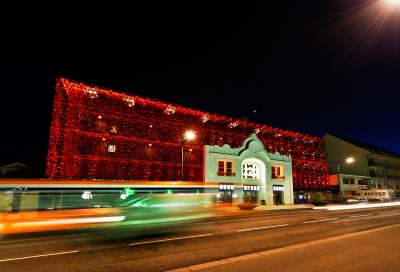 Façade et résille noire des Enfants du Paradis, à Chartres