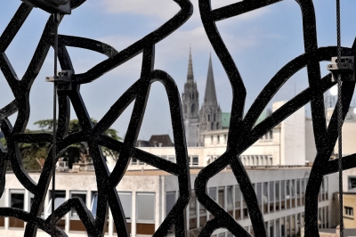 La cathédrale de Chartres vue à travers la résille noire des Enfants du Paradis