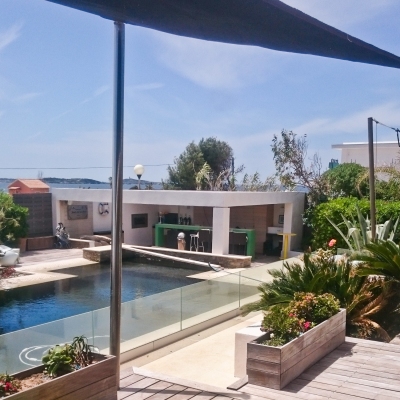 Terrasse, poolhouse et piscine : décoration chaux et parements pierre