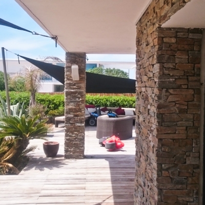 Terrasse : décoration chaux et parements pierre