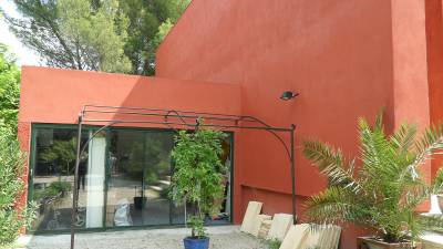 Isolation Thermique par l'Extérieur (ITE) Relius Therm et enduit chaux Bericalce Marmorino rouge pompéien sur une villa contemporaine à Puyricard