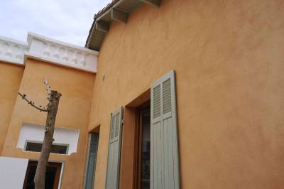 Ravalement de façades à l'enduit chaux Bericalce Marmorino d'une petite maison de ville à Saint Julien à Marseille (13012)
