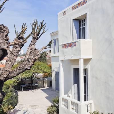 Ravalement de façades à l'enduit chaux Marmorino d'une villa contemporaine à Montolivet à Marseille (13012) - Chantier réalisé en 2016