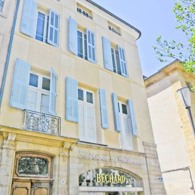 Réhabilitation des façades de la Pâtisserie Béchard, à Aix-en-Provence, enduit chaux Bericalce Marmorino finition frottassée fin et serrée et peinture Relius Venti sur les volets