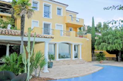 Ravalement de façades enduit chaux Bericalce Marmorino finition stuc d'une villa au Trayas