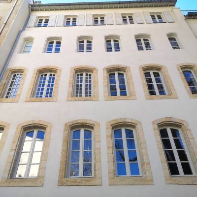 Réhabilitation des façades et modénatures en pierre de taille de l'ancienne école Saint Thomas d'Aquin à Marseille (13006) - Bât. G Côté Cour - ABF : M. Frédéric AUBANTON